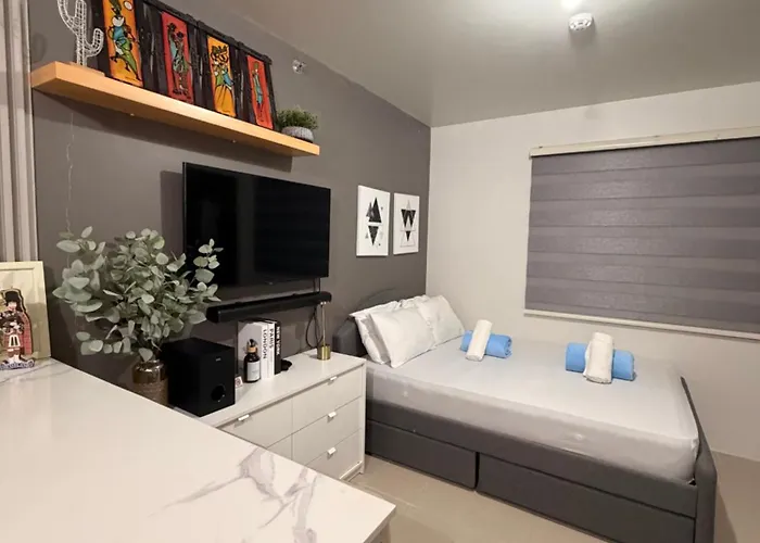 Near Mactan Airport, Comfortable & Quiet, Relaxing Pool Apartment